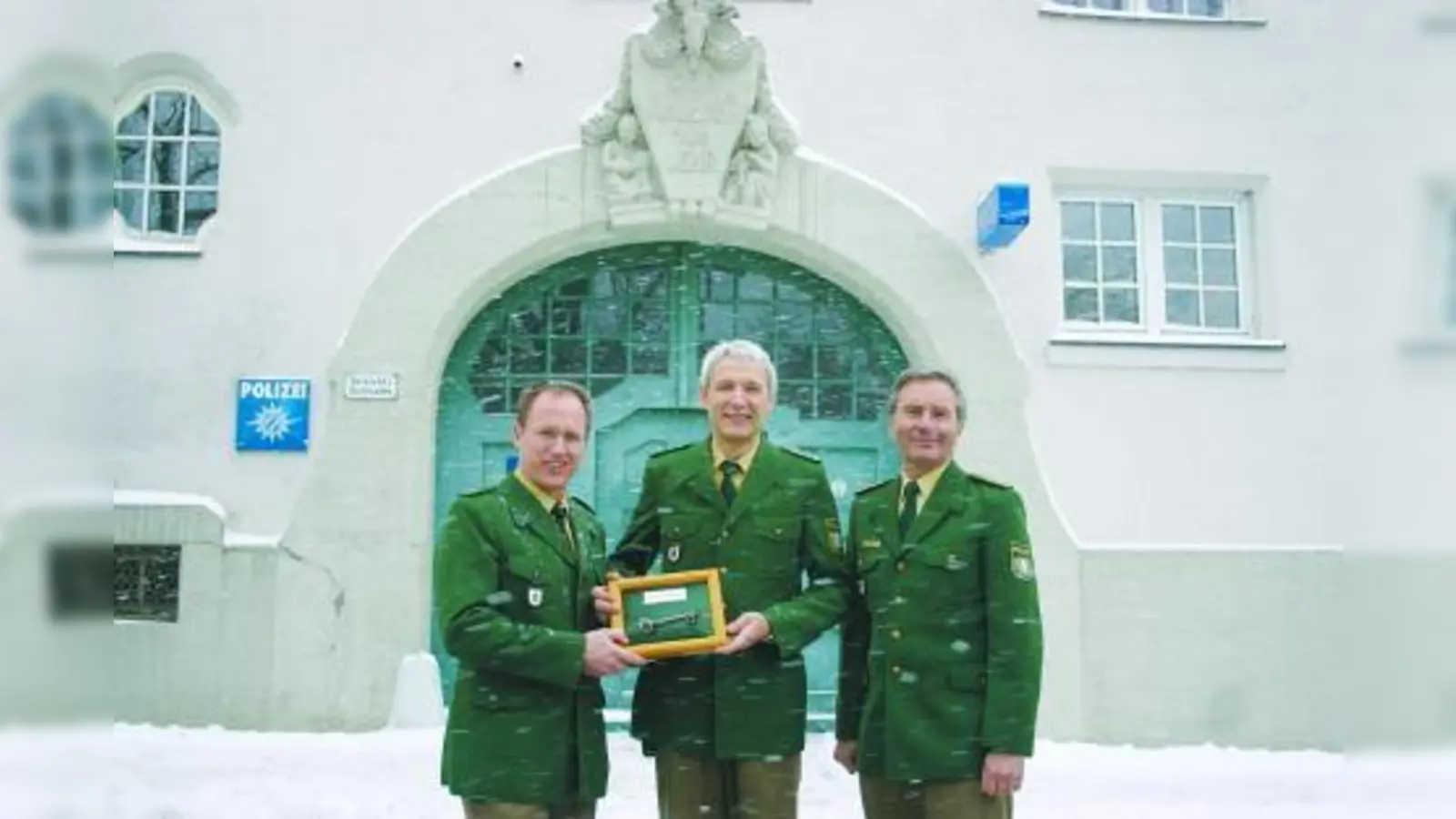 Kriminaloberkommissar Holger Schmidt (l.) übergibt die Leitung über die Polizeiinspektion in Pasing unter der Aufsicht des leitenden Polizeidirektors Günter Sübrich (r.) an Polizeihauptkommissar Peter Löffelmann. (Foto: as)