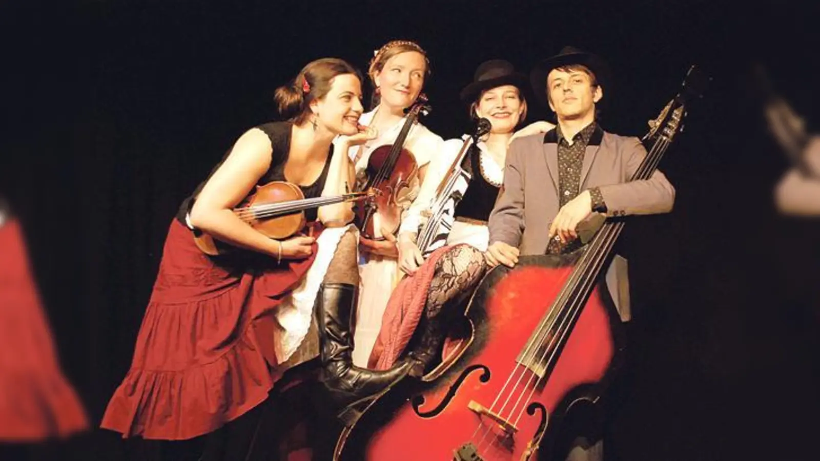 Drei Frauen, drei Stimmen, drei Geigen und ein Mann am Kontrabass  das sind Zwirbeldirn.	 (Foto: VA)