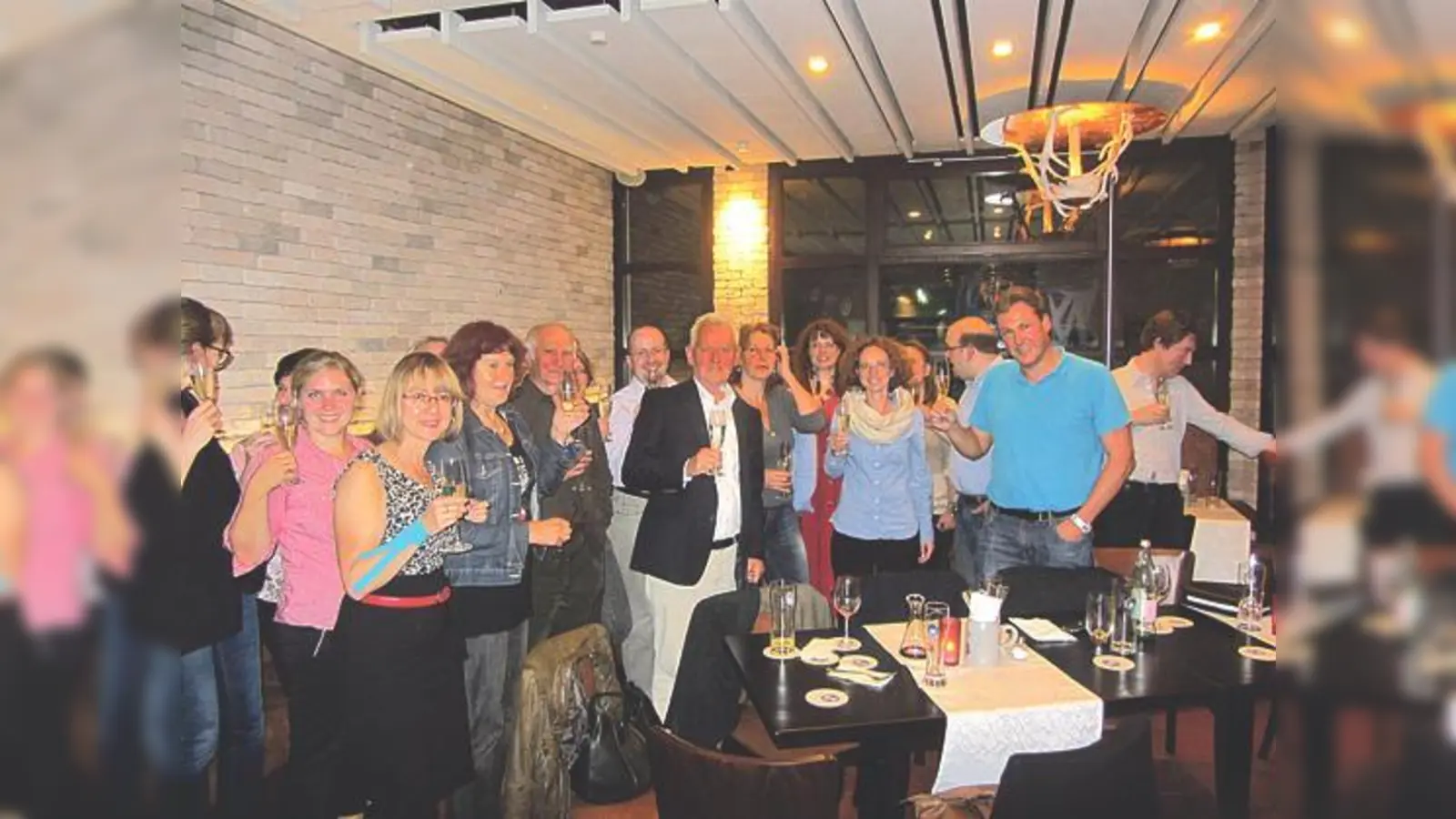 Anstoßen auf den Bürgerwillen: Die Gegner des Gewerbegebiets siegen über SPD und FDP.	 (Foto: VA)