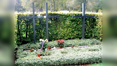 Die Gräber von Hans und Sophie Scholl sowie Christoph Probst im Perlacher Forst. (Foto: Rufus46, CC BY-SA 3.0)