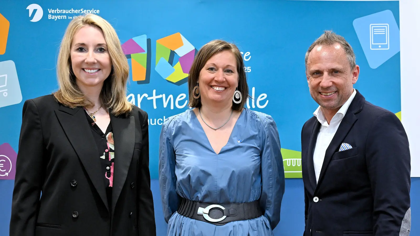 Die bayerische Kultusministerin Anna Stolz, die Landesvorsitzende des VerbraucherService Bayern Eva Fuchs und der bayerische Verbraucherschutzminister Thorsten Glauber (von links) anlässlich der Auszeichnung. (Foto: StMUV, Astrid Schmidhuber)