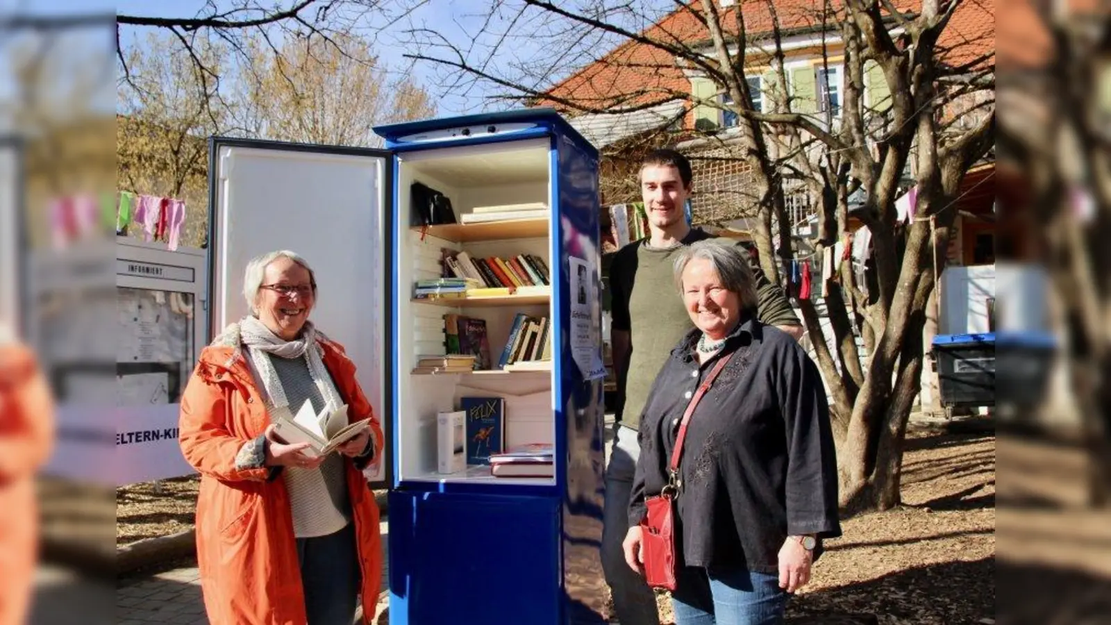 Monika Bezdek, Florian Saller und Petra Bezdek am Stockdorfer Bücherschrank. (Foto: us)