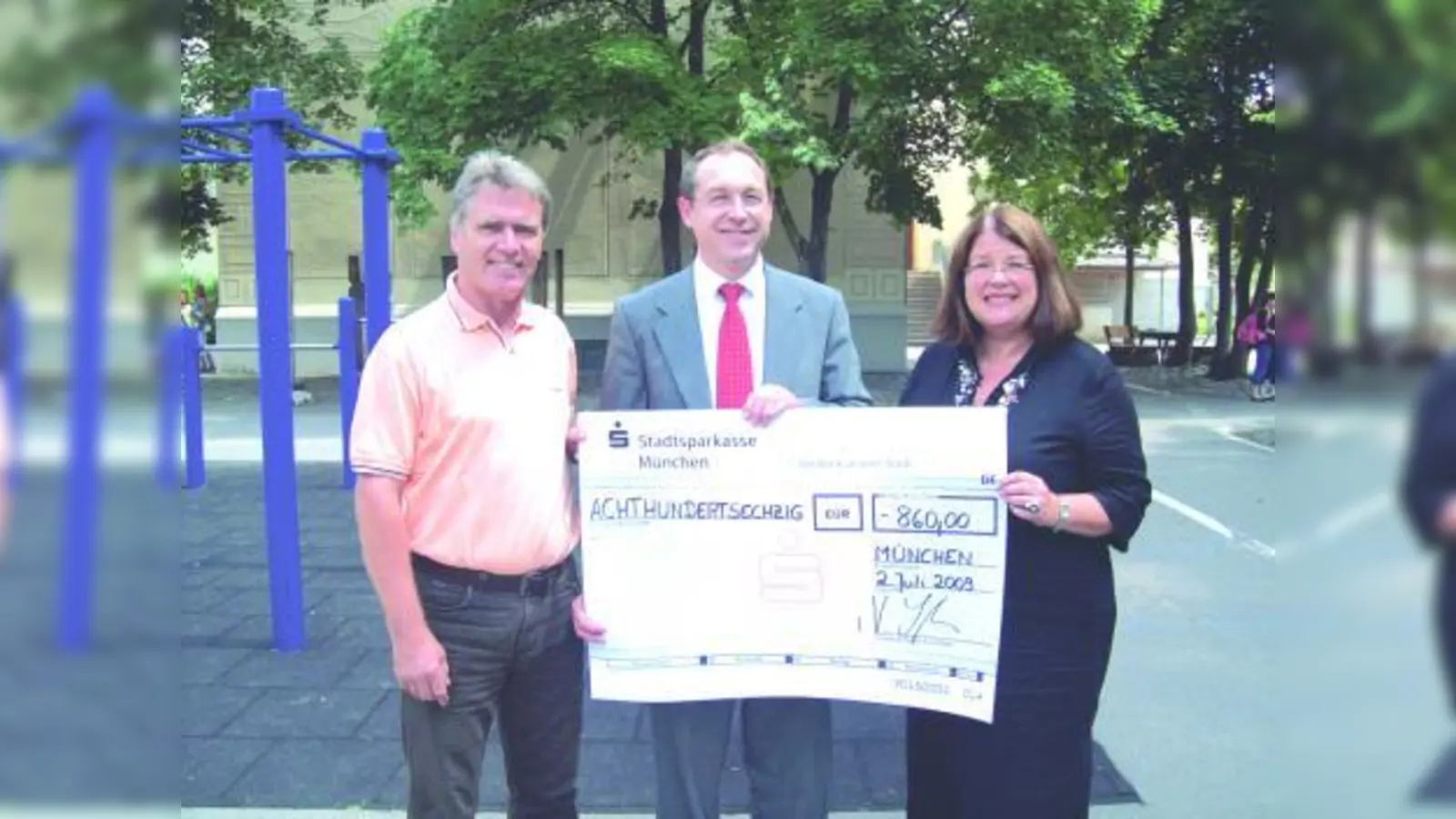 Freuen sich für die Schüler (v.l.): Hauptschul-Rektor Heinrich Sikba, Spendenüberbringer Max Straßer und Grundschul-Rektorin Christine von Sprenger. (Foto: pi)