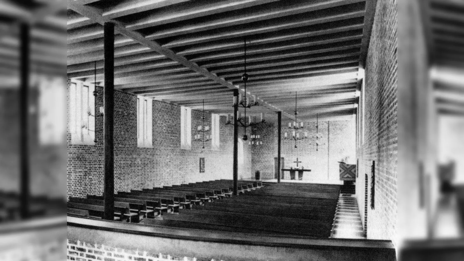 Eine alte Aufnahme zeigt die Gethsemanekirche  von innen -  noch ohne das Altarbild von Angelika Gsaenger, der Tochter des Architekten der Kirche, Gustav Gsaenger. (Foto: Pfarramt Gethsemanekirche - Archiv)