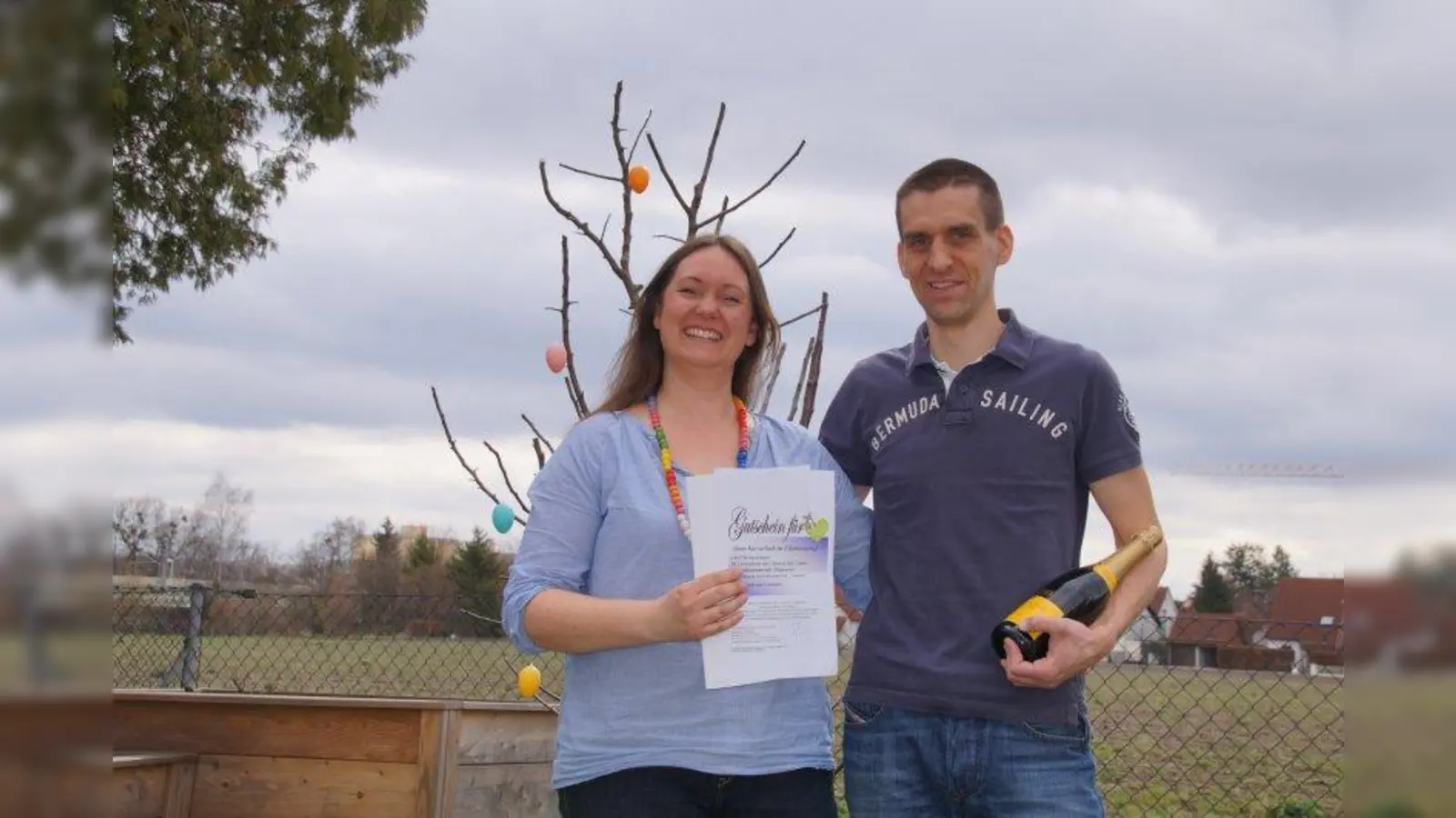 Zum Hotelgutschein gab es für Elmar Bandmann noch eine Flasche Prosecco dazu, um damit auf Gewinn und Geburtstag anzustoßen. (Foto: ve)