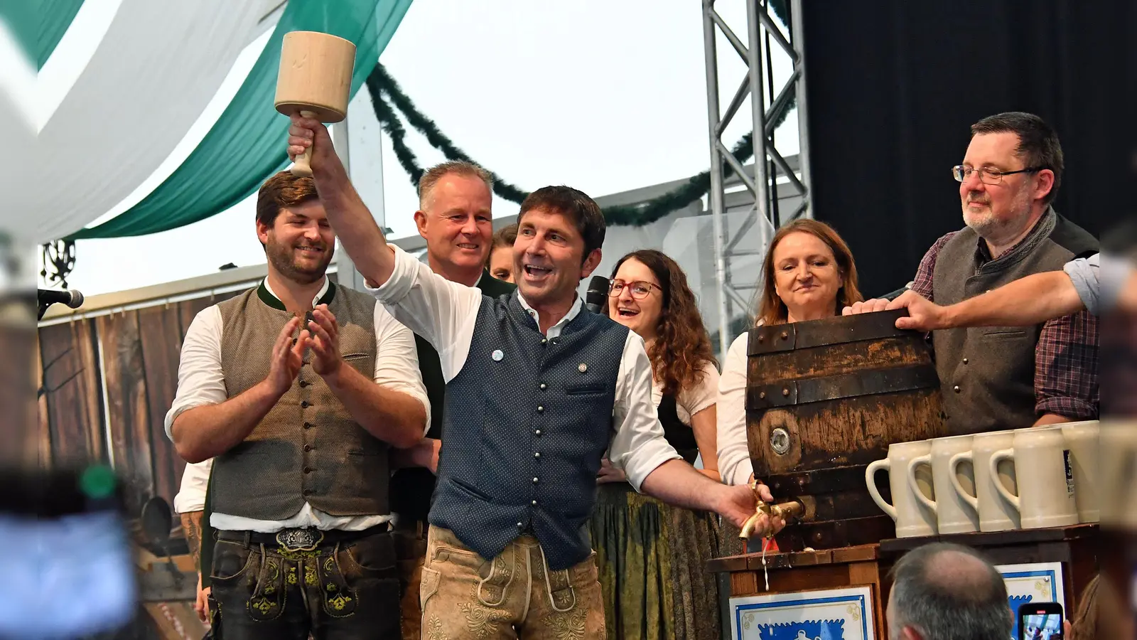 Unterföhrings Bürgermeister Andreas Kemmelmeyer wird wieder das erste Fass anzapfen.  (Foto: Gemeinde Ufg/foe)