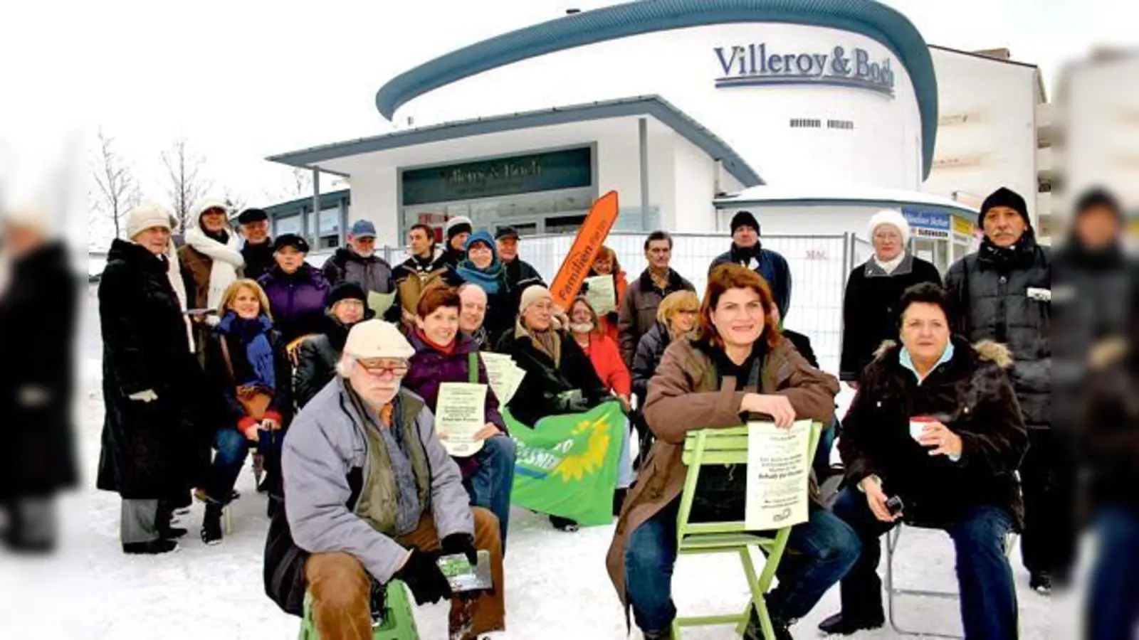MdL Claudia Stamm (2. v. r.) und 70 weitere Giesinger Bürger demonstrierten für den Erhalt der Flunder am Giesinger Bahnhof.  	 (Foto: Hettich)