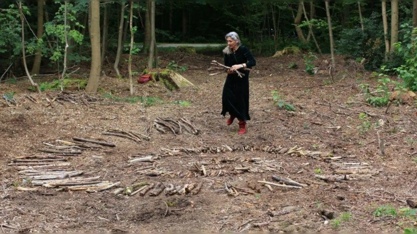 Eine Heilspirale aus Naturmaterial mitten im Wald – zum vierten Mal lädt Lore Galitz zum ökologischen Kunstprojekt „SüdpART” in den Sendlinger Wald. (Foto: Lore Galitz)