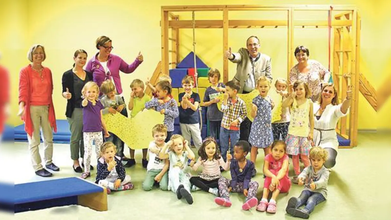 Verleihung des 1. Preises im Kindergarten »Haus des Kindes« in Riemerling Ost (v. l.) Inge Müller, Barbara Estendorfer, Tanja Buchmann, Dr. Stefan Straßmair, Dietlinde Acker und Tanja Hellmann. 	 (Foto: Gemeinde Hohenbrunn)