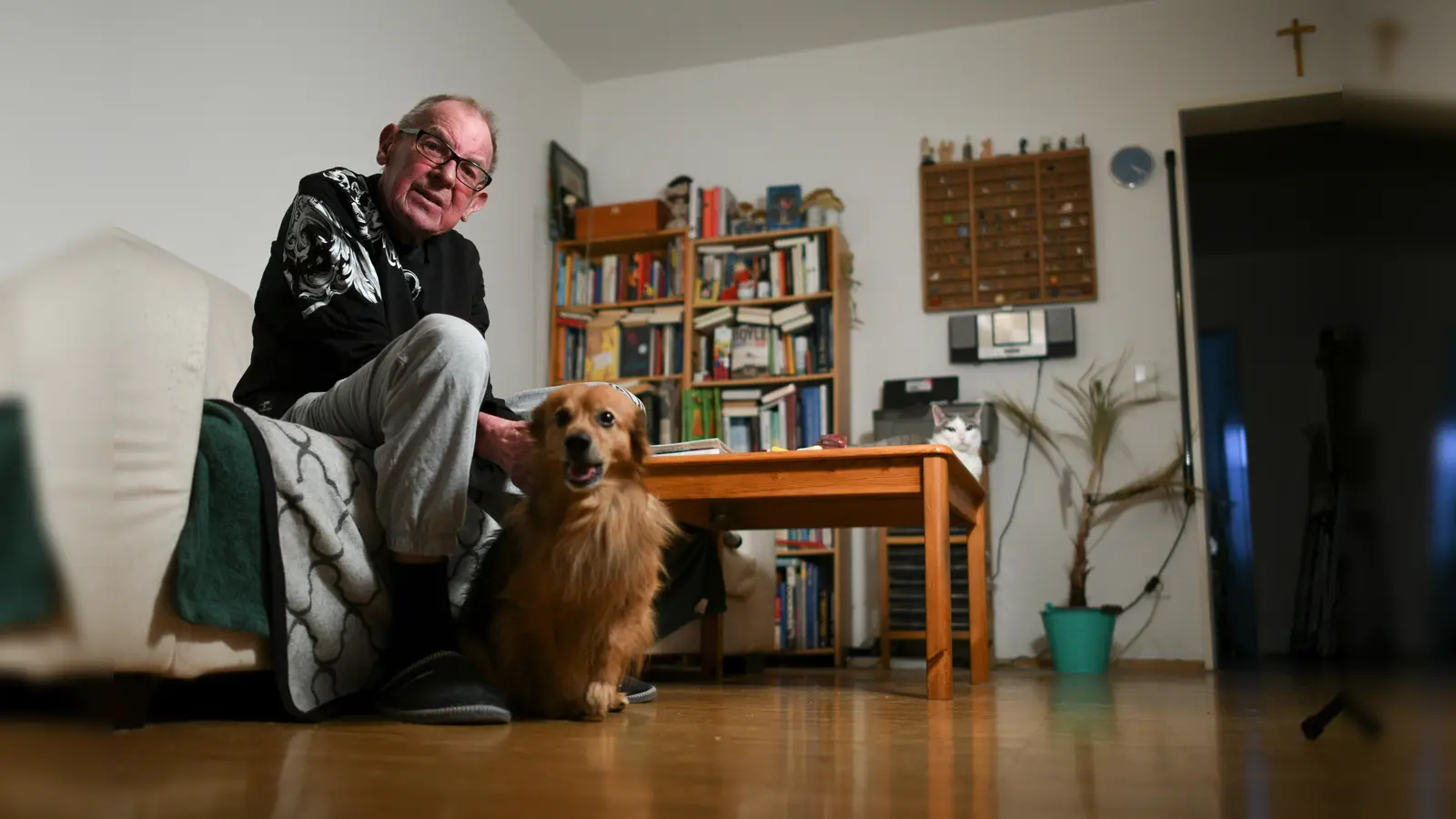 Mieter Gerhard Hechavarria musst in Zukunft den teuren Wach- und Sicherheitsdienst nicht mehr bezahlen. (Foto: Philipp Gülland/DMB Mieterverein München)