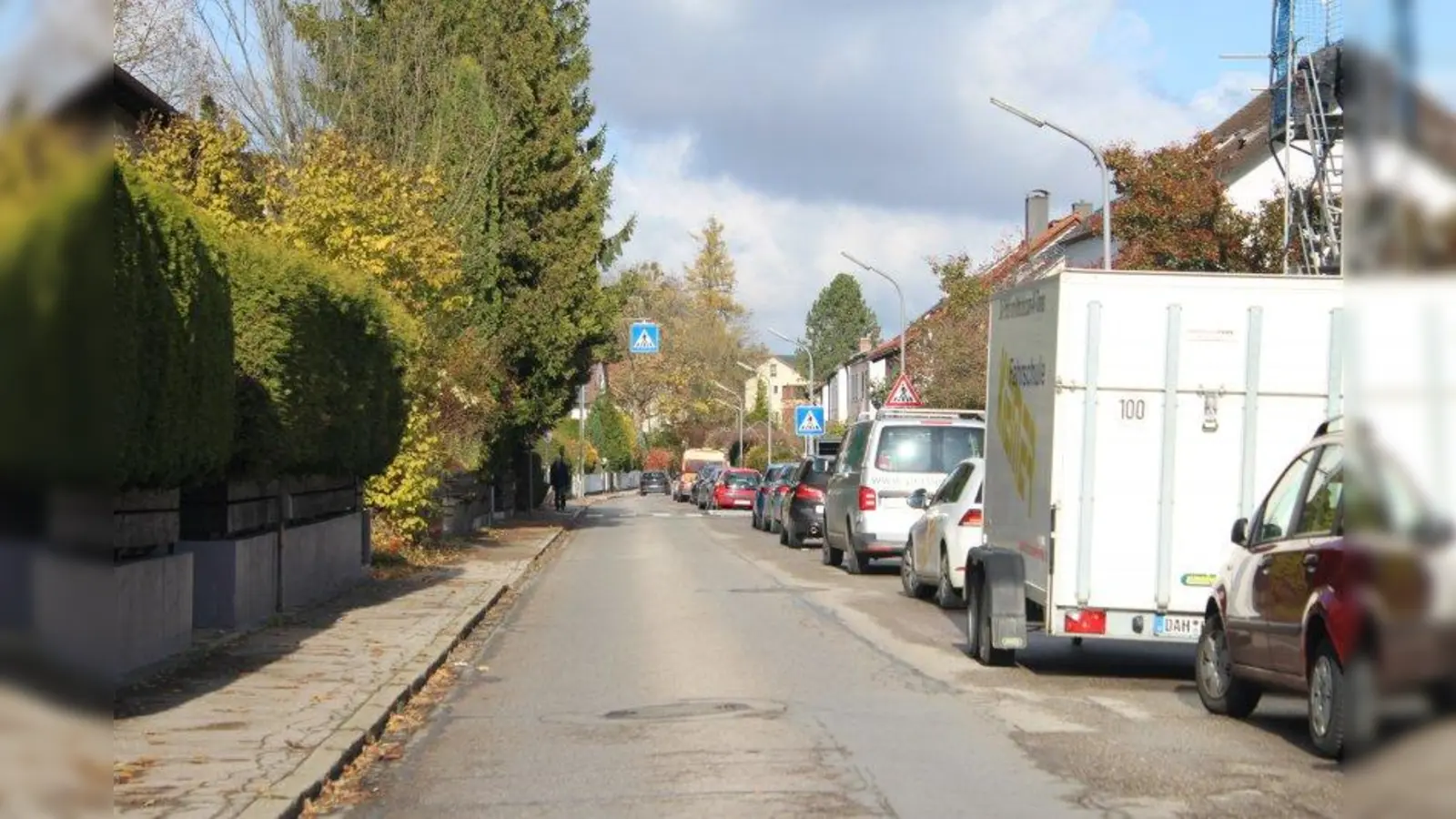 Für die Anwohner habe sich die Parksituation, wie hier beispielsweise in der Mannertstraße, in den vergangenen Jahren weiter verschlechtert, heißt es in einem Bürgerversammlungsantrag. (Foto: sb)