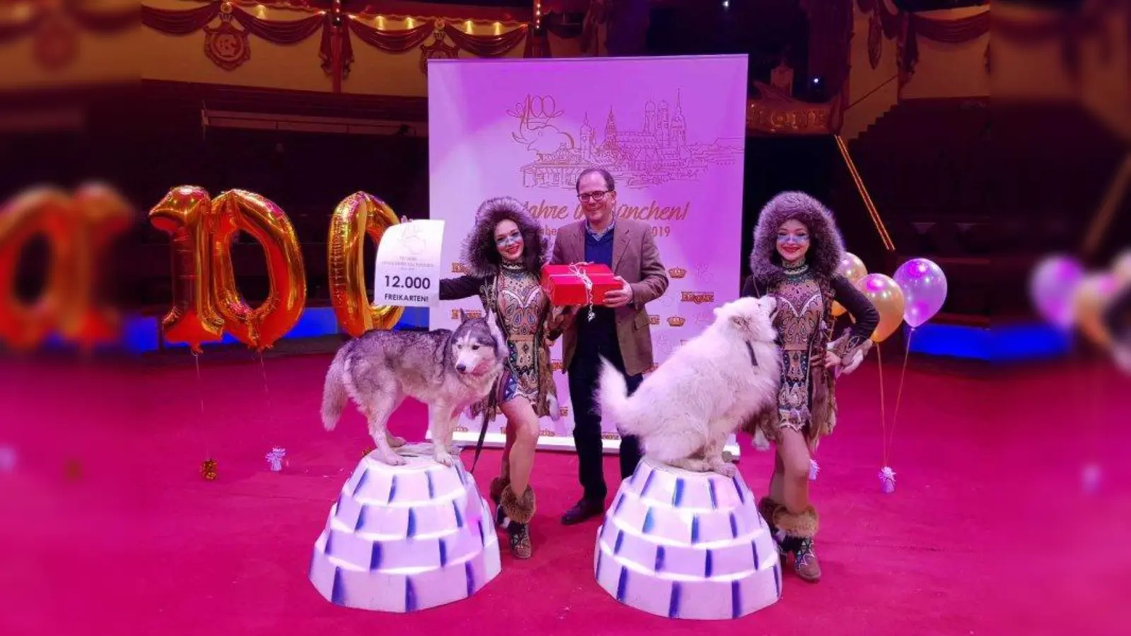 Bürgermeister Manuel Pretzl nahm von Familie Saabel die Freikarten in Empfang. (Foto: Circus Krone)