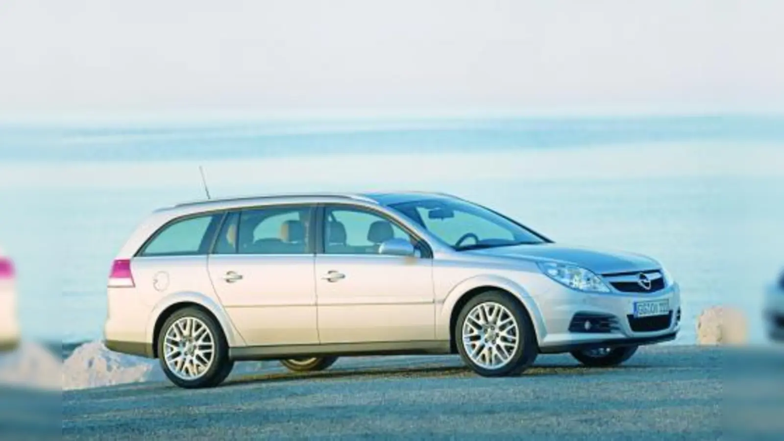 So sieht das Firmenauto aus. Die Polizei fahndet nach einem silbernen Opel Vectra mit dem Kennzeichen H-GK 2010. (Foto: Polizei)