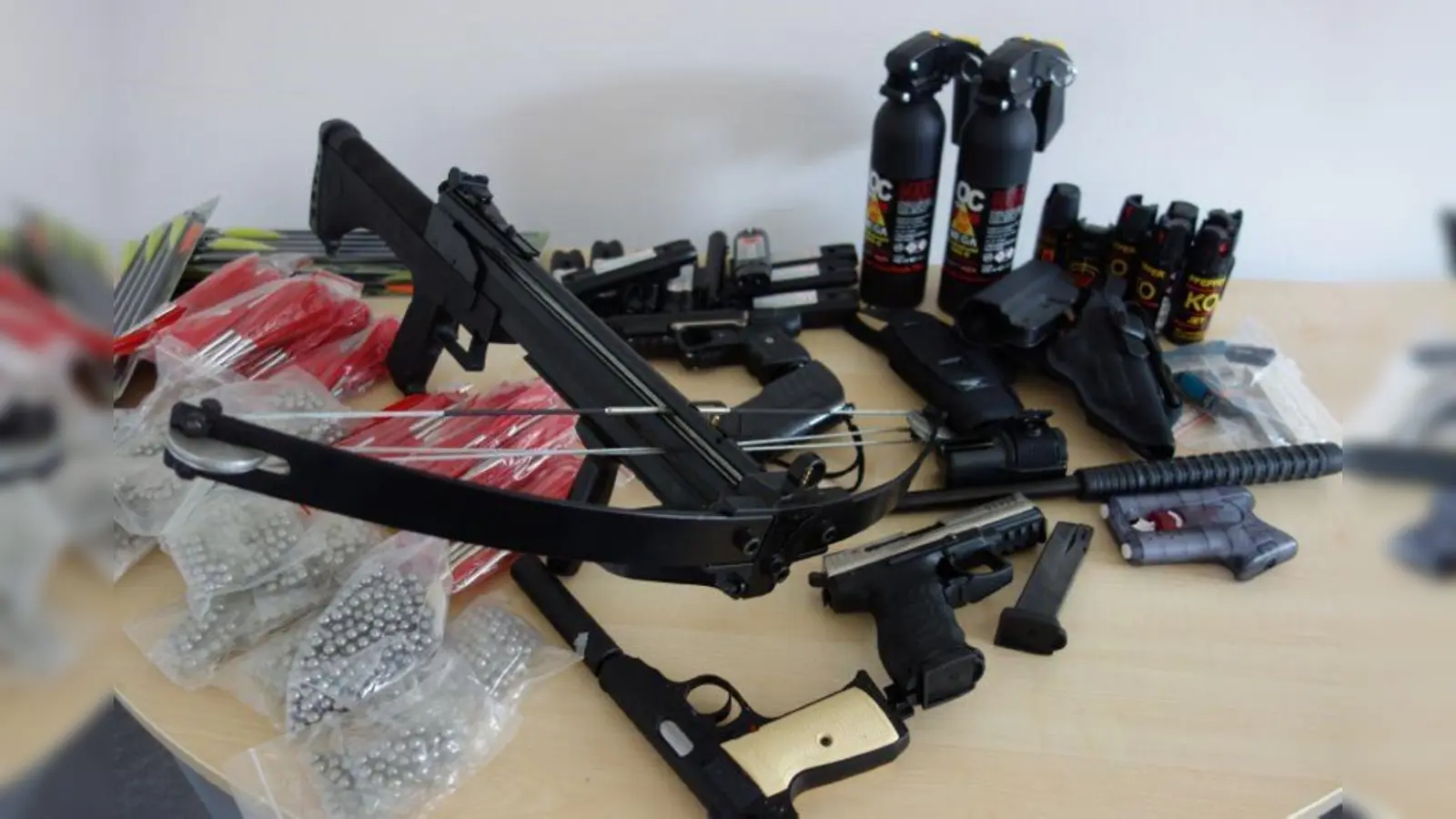 Es wurden diverse gefährliche Gegenstände gefunden. (Foto: Polizei)