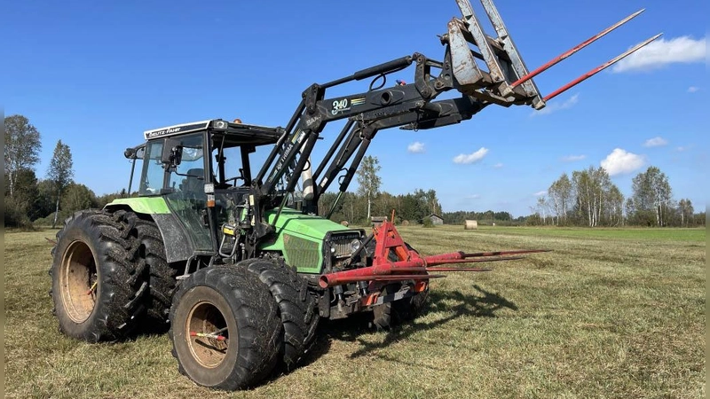 Traktor mit Zwillingsbereifung: Die doppelte Bereifung reduziert den Bodendruck und sorgt auf feuchten oder moorigen Flächen für mehr Fahrstabilität und Bodenschonung. Sie ist ideal für die Mahd im nassen Grünland. (F.: Annika Woortman)
