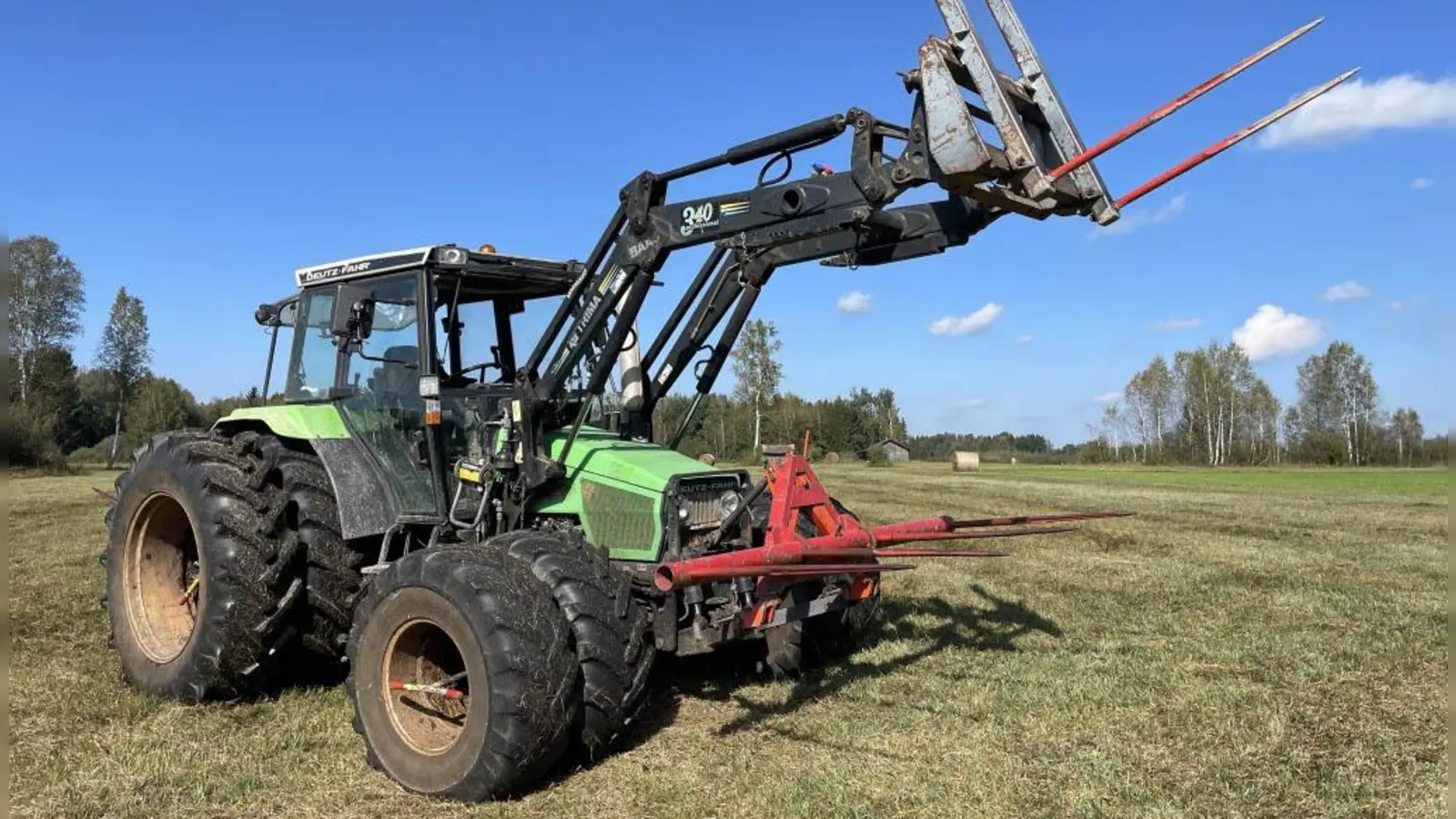 Traktor mit Zwillingsbereifung: Die doppelte Bereifung reduziert den Bodendruck und sorgt auf feuchten oder moorigen Flächen für mehr Fahrstabilität und Bodenschonung. Sie ist ideal für die Mahd im nassen Grünland. (F.: Annika Woortman)