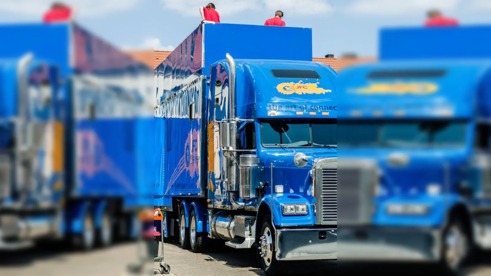 Nicht oft auf dem Kirchplatz zu sehen: ein zum mobilen Café umgebauter originaler US-Truck. (Foto: FeG)