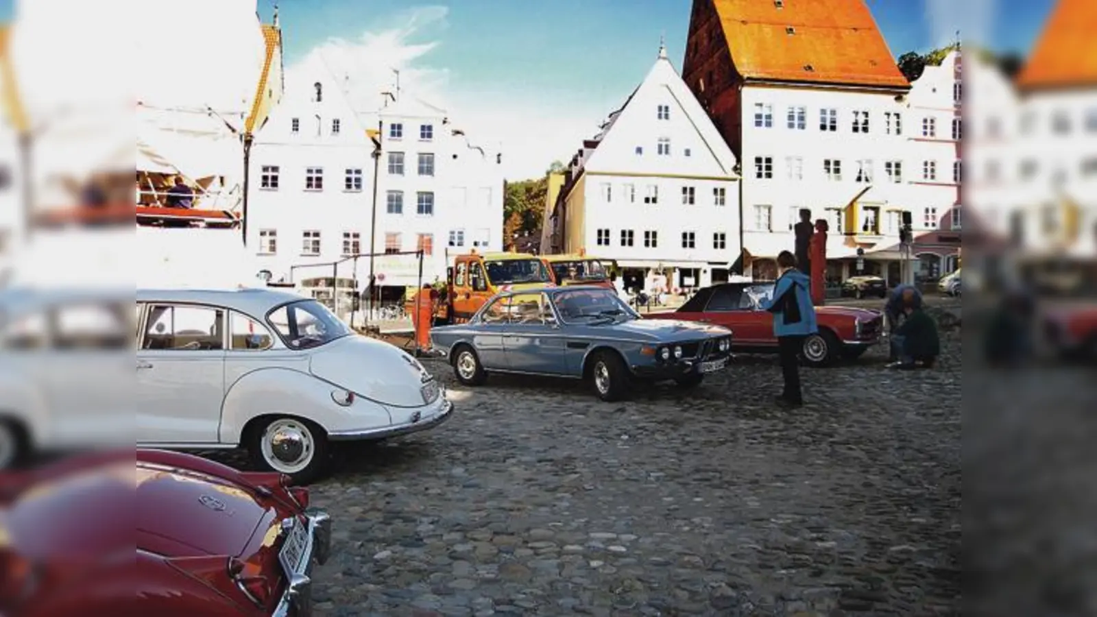 Die Erdinger Oldtimer bei der Vorbereitung am Hauptplatz in Landsberg/Lech.  (Foto: Verein)