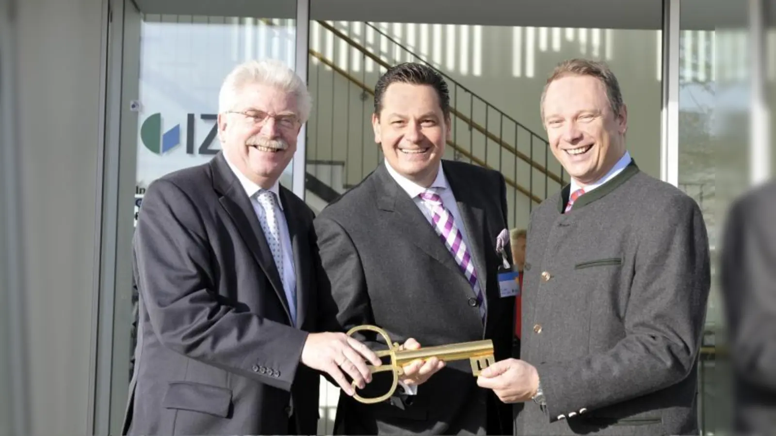 Wirtschaftsminister Martin Zeil, IZB-Geschäftsführer Peter Hanns Zobel und Finanzminister Georg Fahrenschon bei der Schlüsselübergabe. (Foto: privat)