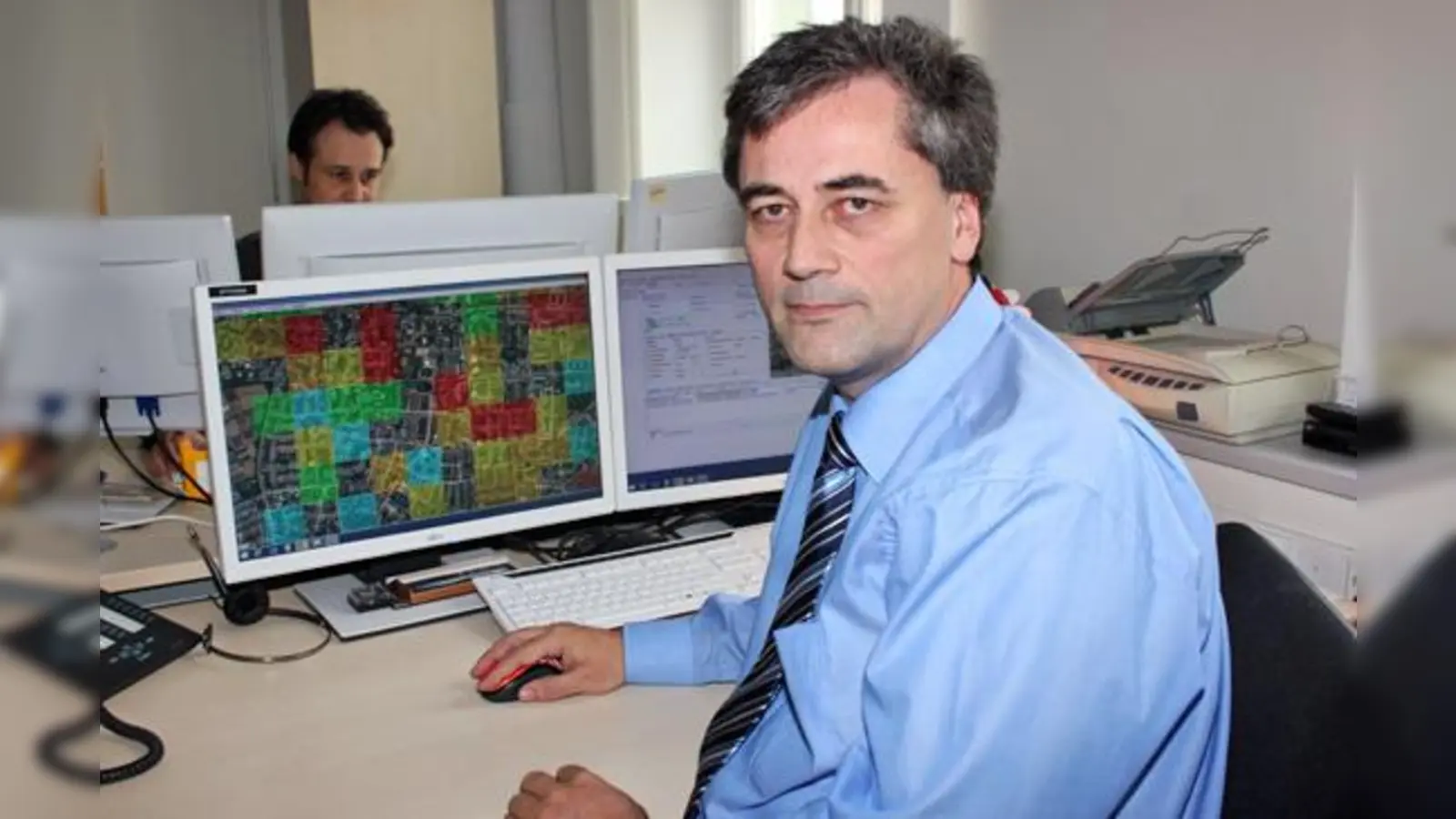 Kriminalhauptkommissar Wolfgang Inderst hält viel von »Precobs«. Auf dem Monitor sind die Gebiete, in denen ein Einbruch zu erwarten ist, rot dargestellt.	 (Foto: cr)