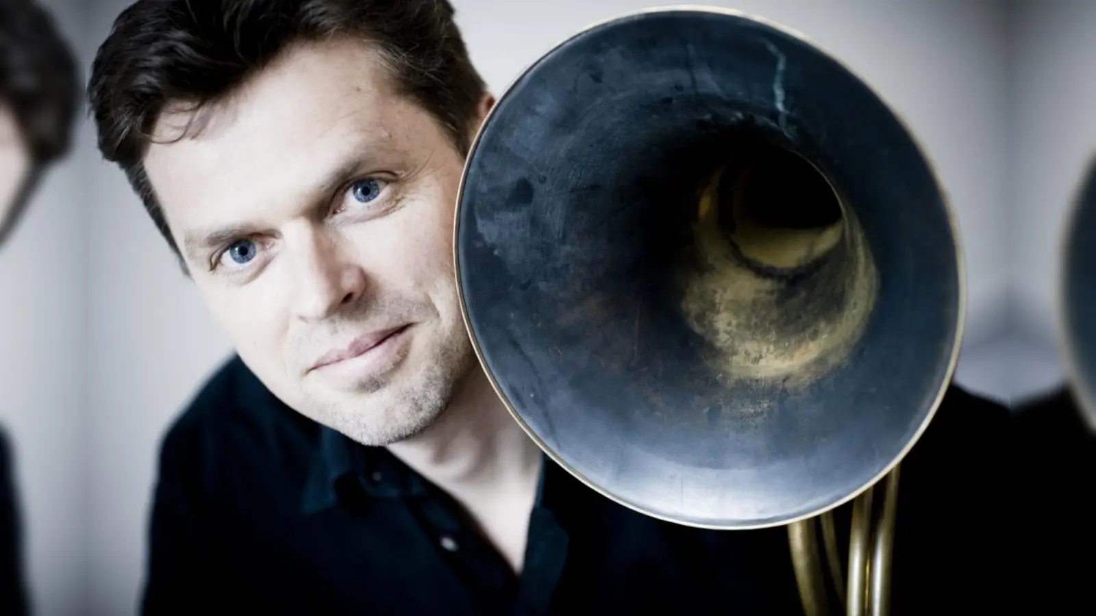 Teunis van der Zwart gehört zu den wenigen Meistern seines Instrumentes, die sich ganz dem Spiel auf dem ventillosen Naturhorn widmen. (Foto: Marco Borggreve)