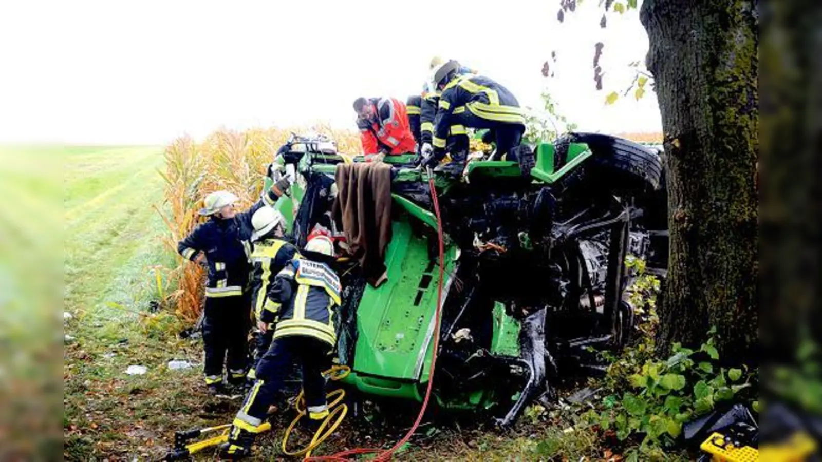 Mit vereinten Kräften befreiten die Feuerwehrleute den eingeklemmten Fahrer aus dem Wrack des Lkw, der frontal gegen einen Baum gestoßen war.	 (Foto: dig-press)
