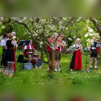 Ein stimmungsvolles Konzert unter blühenden Bäumen gab es mit der Blaskapelle Gilching. (Foto: OGV)