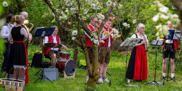 Ein stimmungsvolles Konzert unter blühenden Bäumen gab es mit der Blaskapelle Gilching. (Foto: OGV)