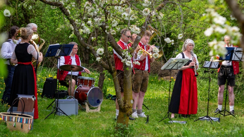 Ein stimmungsvolles Konzert unter blühenden Bäumen gab es mit der Blaskapelle Gilching. (Foto: OGV)