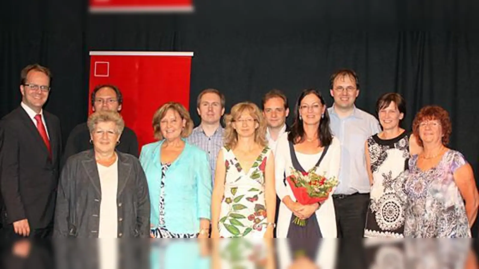Sämtliche Mandatsträger im Münchner Osten gratulierten Claudia Tausend (mit Strauß) zu dem hervorragenden Ergebnis (v.  (Foto: Markus Rinderspacher, Robert Kulzer, Christiane Hacker, Hiltrud Broschei, Mike Malm, Bettina Messinger, Ingo Mittermaier, Gerhard R)