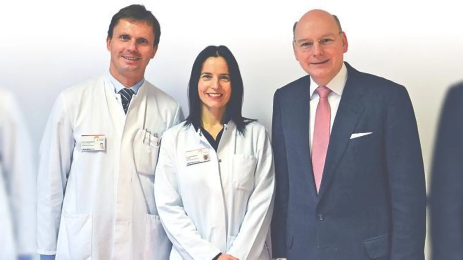Prof. Dr. Gerhard Konrad (Ärztlicher Direktor), Dr. Birgit Niemeyer und Sándor Mohácsi (Vorstand, v. li.) bei der offiziellen Begrüßung.	 (Foto: Klinikum Erding)