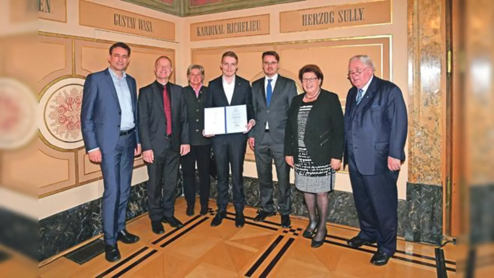Florian Kappelsberger (mitte) wurde im  Maximilianeum für seine Latein-Seminararbeit geehrt.	 (Foto: Landtag Bayern)