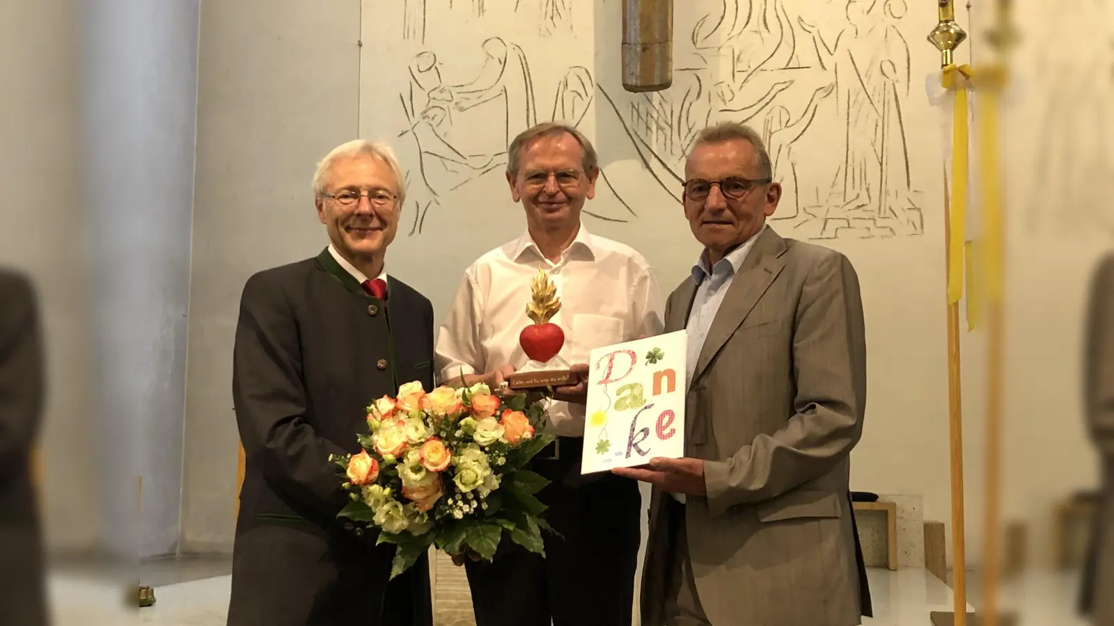 Verabschiedung von Pfr. Lukasz in St. Augustinus. Von links: Richard Seitz, Vorsitzender des Pfarrgemeinderates, Pfarrer Lukasz, Klaus Rösler, Kirchenpfleger. (Foto: oh)
