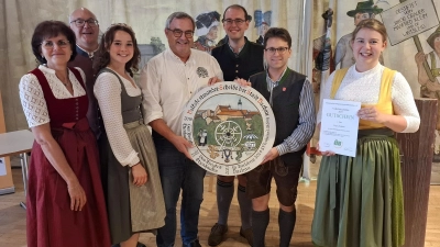 V. l.: Renate Rösch (2. Vorsitzende ÜB Dachau), Jürgen Schleich (1. Vorsitzender ÜB Dachau), Stephanie Haßlacher und Andreas Haßlacher (Bürgerschützen Dachau), Sebastian Rösch (Kassier ÜB Dachau), Oberbürgermeister Florian Hartmann und Alexandra Haßlacher (Bürgerschützen Dachau) (Foto: ÜB)