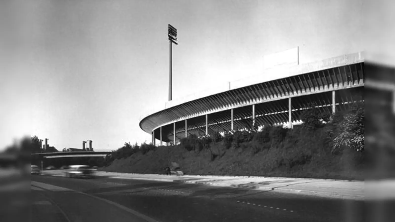 Die Westkurve um 1960.  (Foto: Rudolf Ortner)