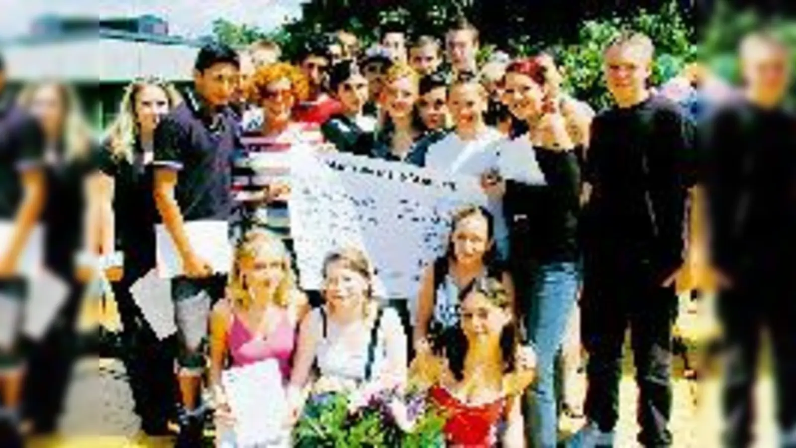 500 Euro für »Terre des hommes« und der Dietrich-Arlt-Preis für die 9d der Willy-Brandt-Gesamtschule. Am Freitag gab es viele glückliche Gesichter am Harthof.	 (Foto: cr)