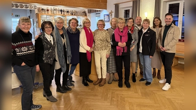 Renate Weger, Elisabeth Schloßbauer, Martina Guggenmos, Heidi Denk, Elisabeth Eisele, Roswitha Conrad, Bärbel Wallner,Gabriele Heid, Lydia Vogel, Timo Weiersmüller, Angelika Gumowski, Jeanette Bagger und Max Frisch (v. l.). (Foto: BRK, Kreisverband Dachau)