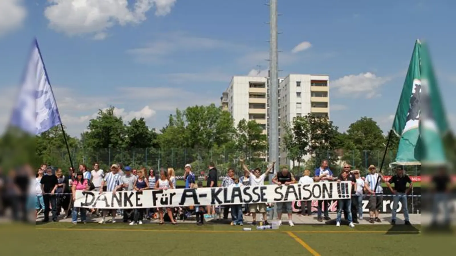 Dank der Fans an die Amateur-Löwen um Kapitän Etienne Reis.  (Foto: A. Wild)