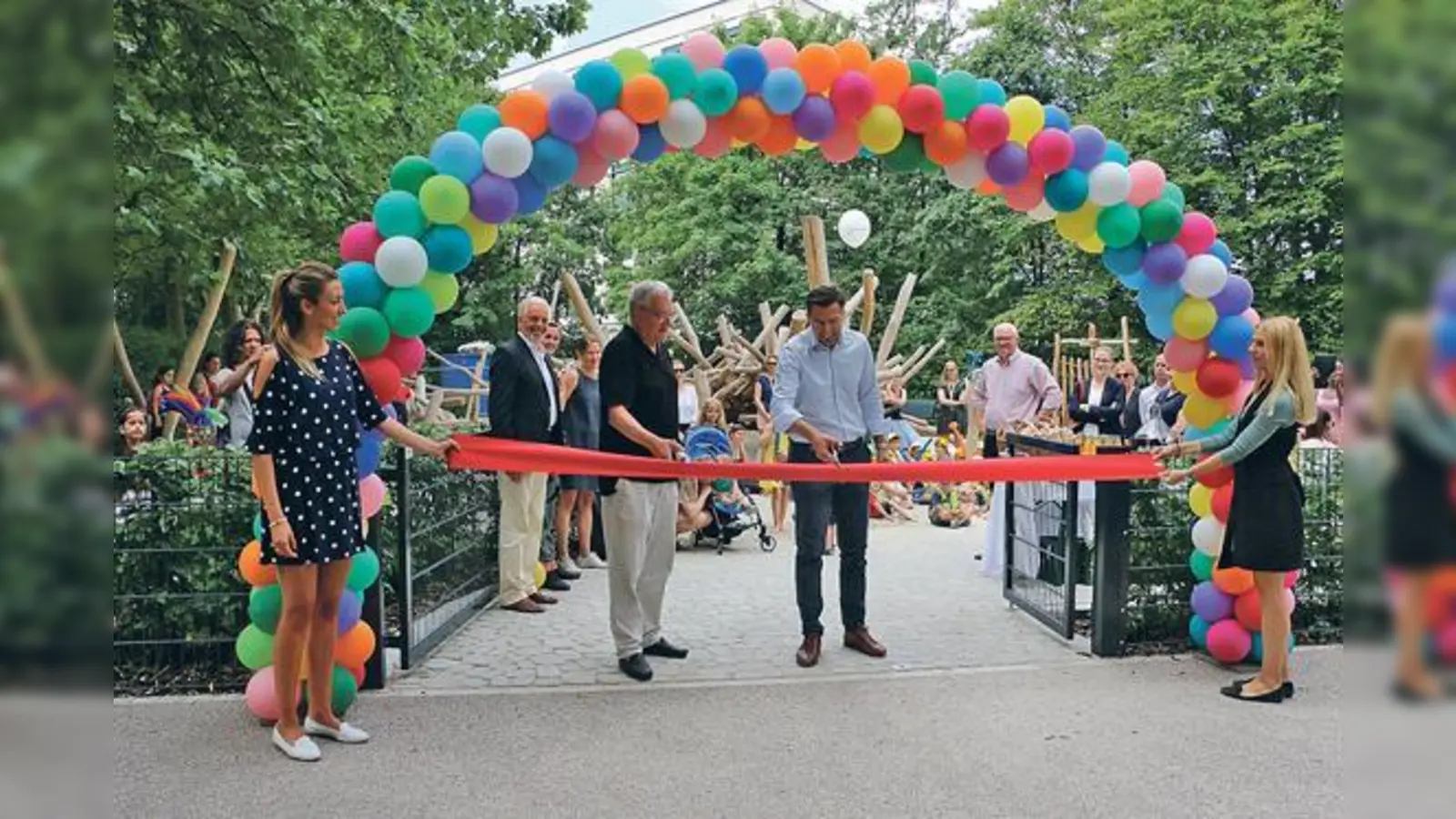 Werner Lederer-Piloty (links), BA-Vorsitzender Schwabing-Freimann, und Andreas Kurzlechner von der Jost Hurler Gruppe schnitten das Band durch.	 (Foto: Jost Hurler Gruppe)