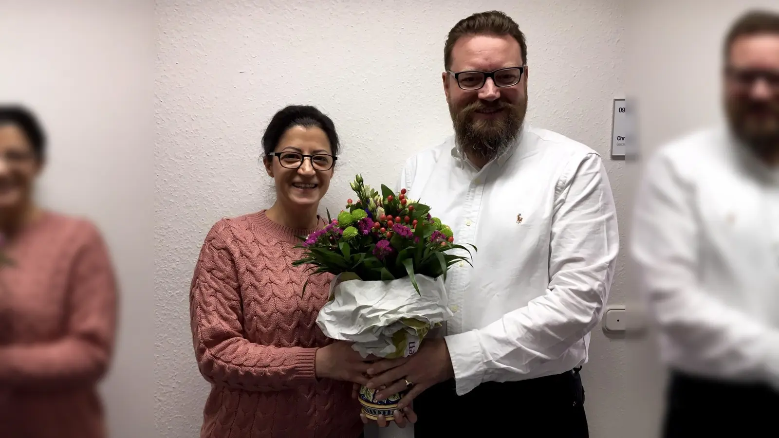 vhs-Geschäftsführer Christof Schulz gratuliert Chünwa Tafnakji die als erste Auszubildende ihre Lehre als Kauffrau hervorragend abgeschlossen hat. (Foto: Heike Woschee)