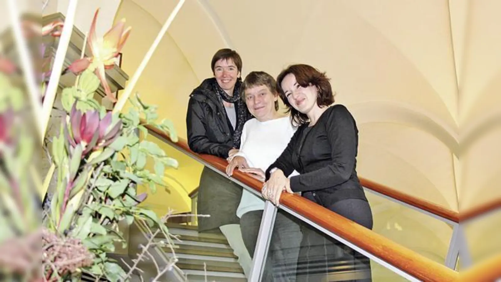 Manuela Thurner, Regina Rawlinson und Tanja Handels (v. l.) im Literaturhaus: Dort findet am 17. Oktober eine »gläserne Übersetzung« statt.	 (Foto: ko)