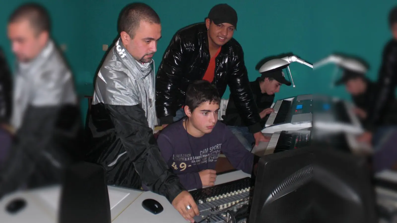 Isa Sanverdi (l.), der das Tonstudio im MKJZ betreut, ist begeistert darüber, wie gut die Kinder und Jugendlichen jetzt schon mit den Instrumenten und der Software umgehen können. „Sie haben mich schon fast eingeholt.” (Foto: SE)