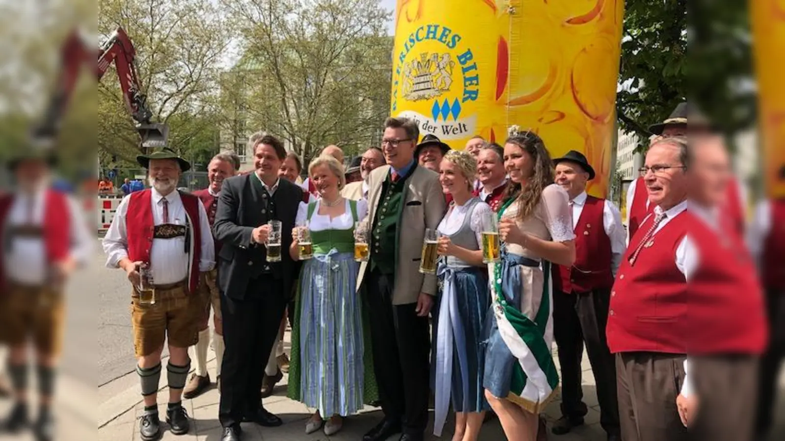 Jede Menge Prominenz gab es am Tag des Bieres: 1. Reihe von rechts: die Hallertauer Hopfenkönigin K. Maier, die Bayerische Bierkönigin J. Seiler, Georg Schneider Präsident des Bayerischen Brauerbundes, Angela Inselkammer Präsidentin der Bayerischen Dehoga, Dr. Thomas Geppert, Landesgeschäftsführer der Dehoga ,eingerahmt von H.Hartl und J. Myrus vom Sängerkreis Ottobrunn. (Foto: VA)