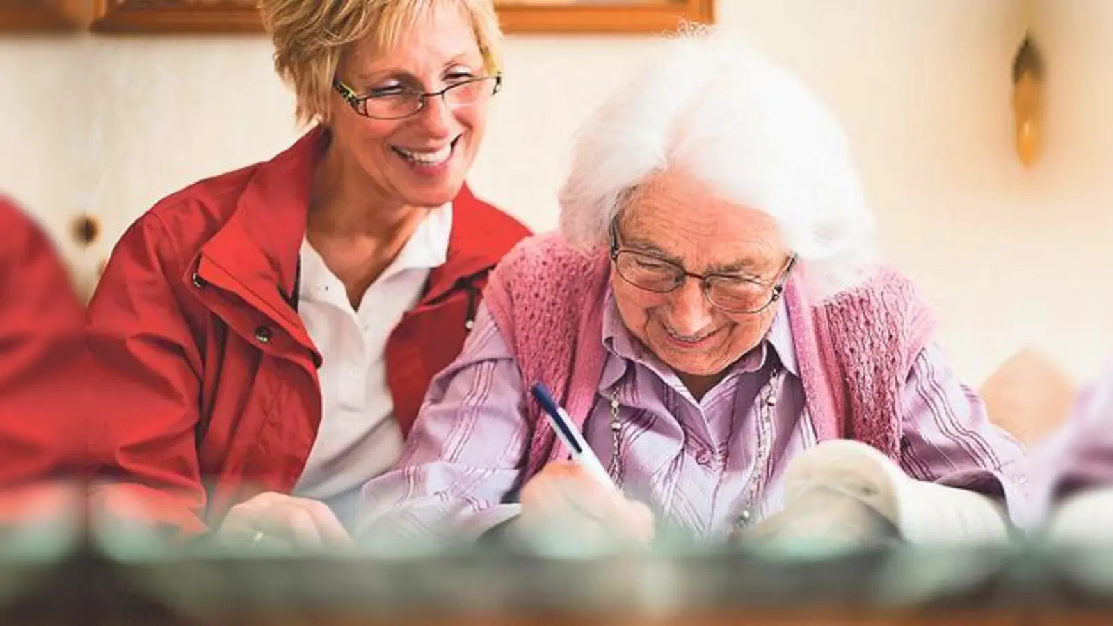 Die Johanniter bilden an Wochenenden Seniorenbegleiter und Demenzhelfer  aus.	 (Foto: Johanniter)