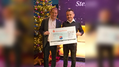 Manfred Schwabl (rechts) übergab Thomas Jansing, Geschäftsführer des Vereins Sternstunden, einen Scheck über 10.000 Euro. (Foto: Verein)