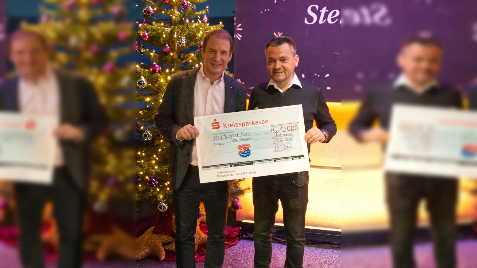 Manfred Schwabl (rechts) übergab Thomas Jansing, Geschäftsführer des Vereins Sternstunden, einen Scheck über 10.000 Euro. (Foto: Verein)