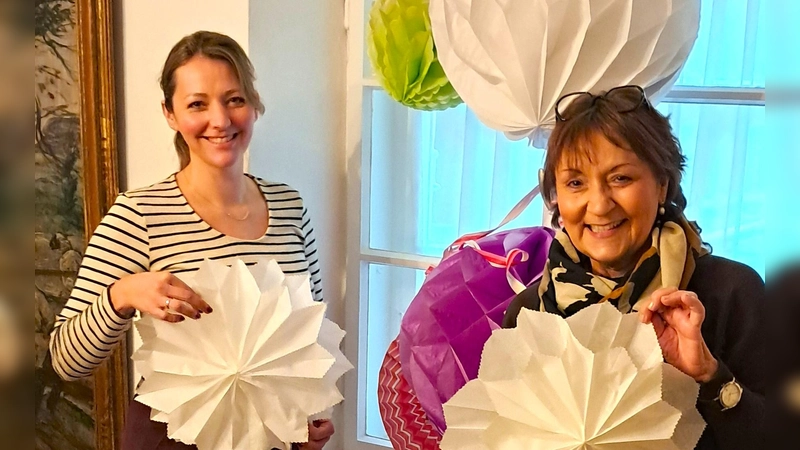 Simone Lachmann (links) und Heike Kronseder freuen sich auf das Faschingsbasteln mit den jungen Künstlern. (Foto: Museum Franz Xaver Stahl)