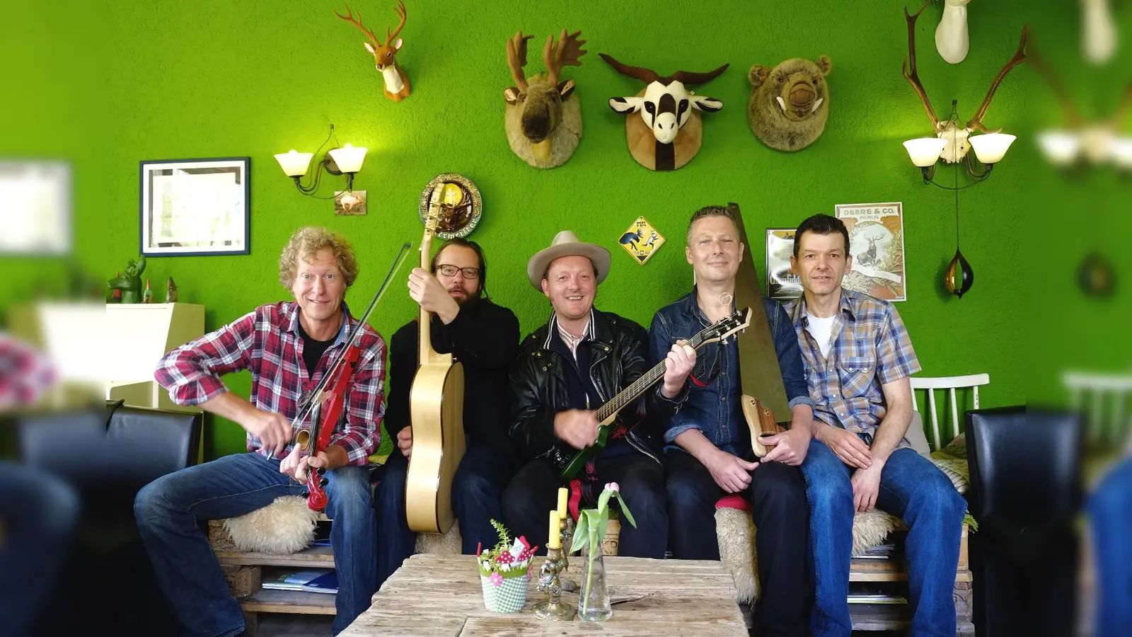 Regelmäßig finden sich Titus Waldenfels und „In Cash We Trust” zusammen, um die Gemeinsamkeiten zwischen Country und bayrischer Musik auszuloten: am 22. Juni um 11 Uhr tun sie das im Interim. (Foto: Titus Waldenfels / Interim)