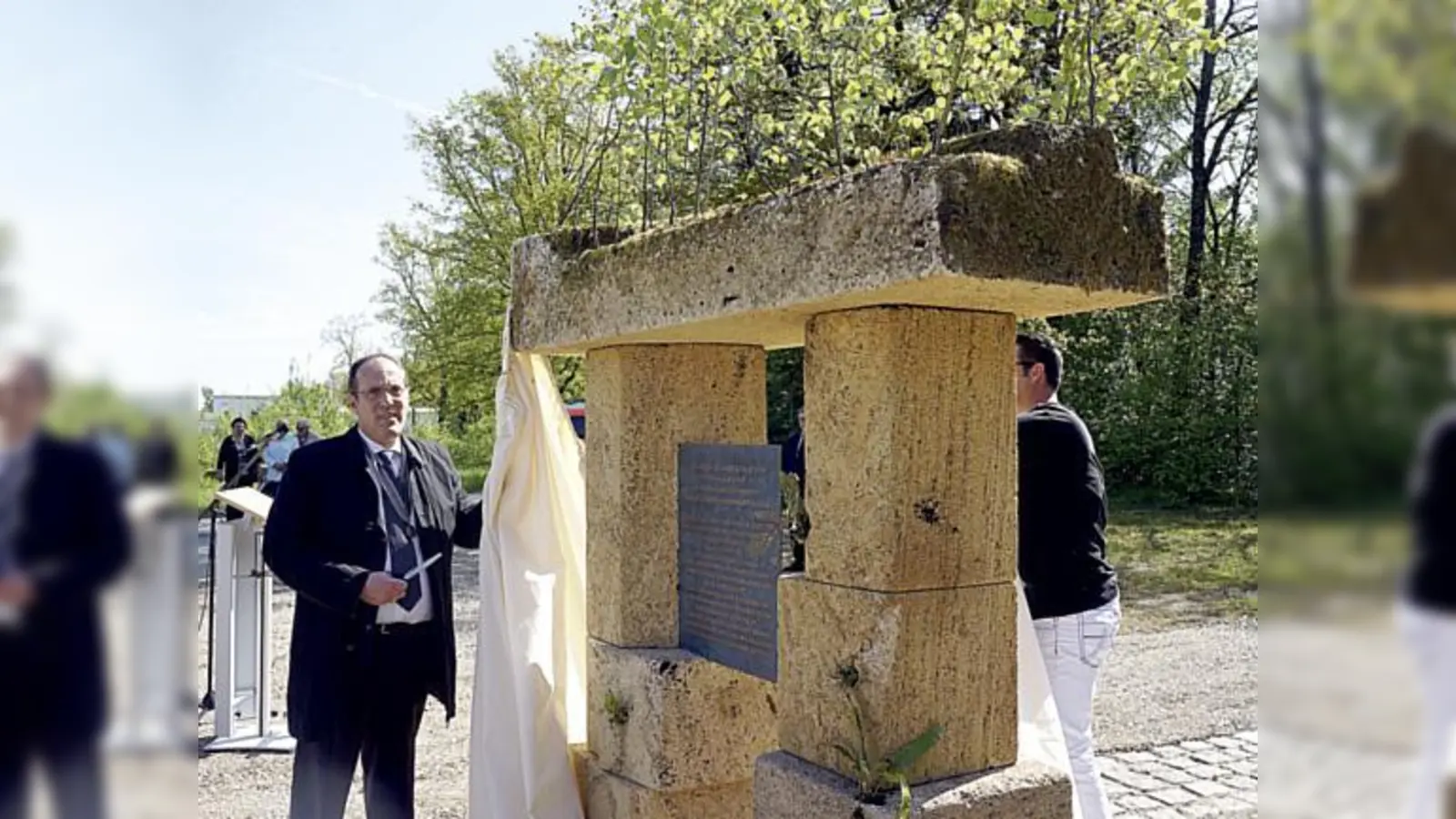 Als Mahnmal für den Frieden und zum Gedenken an die 4.000 Zwangsarbeiter die in der ehemaligen Muna während des Nazi-Regimes arbeiten mussten, enthüllte Bürgermeister Stefan Straßmair jetzt ein Denkmal.	 (Fotos: hw)
