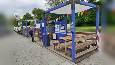 Zwei Parkplätze lang ist das Parklet, ein bunter Treffpunkt, der auch heuer wieder zum Lesen und Sich-Erholen einlädt.  (Foto: mha)